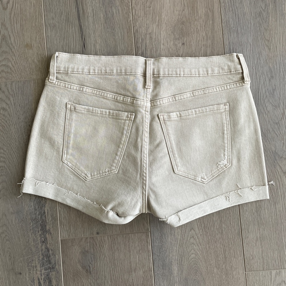 OLD NAVY - NWOT - Women’s Mid Rise Boyfriend Short, Khaki, Size 4 - Picture 2 of 9